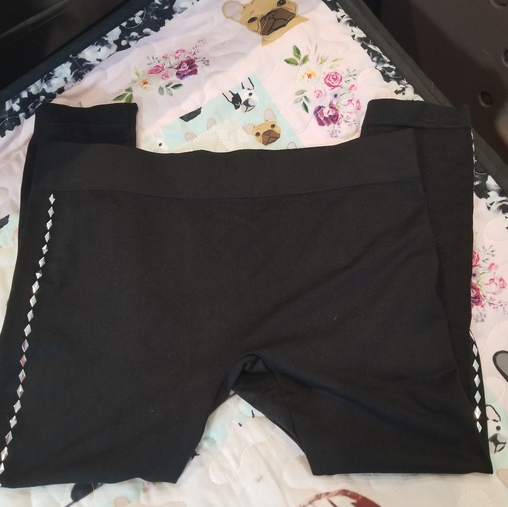 Spandex embellished capri leggings
